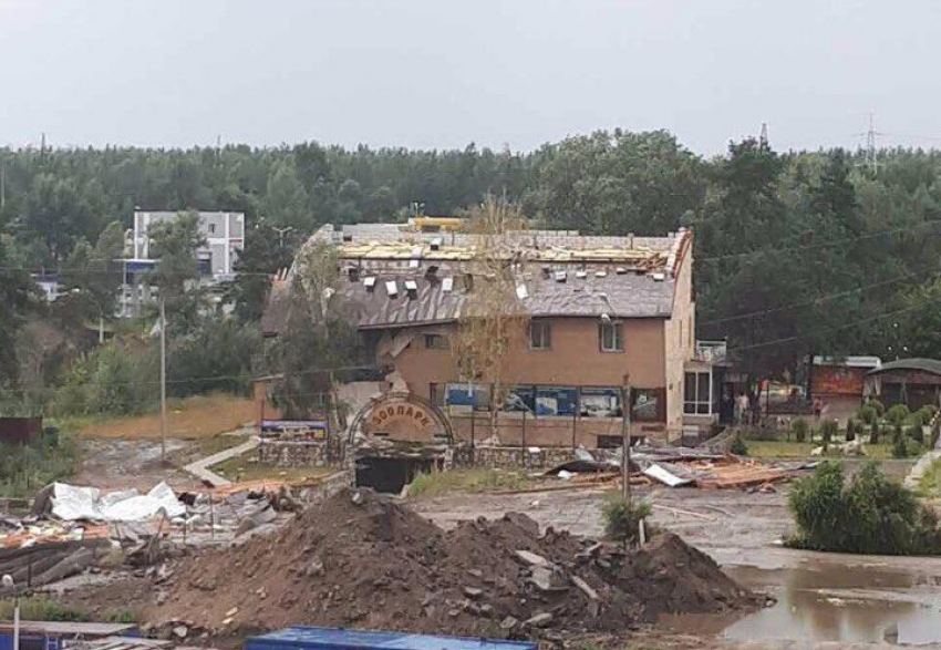 Ураган снес крышу спорткомплекса с рестораном в Воронеже