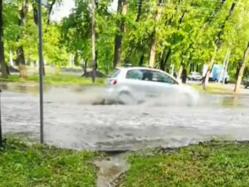 Гигантский потоп победил ливневки в Воронеже и попал на видео
