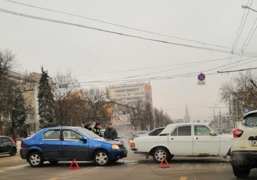 Нелепая авария заблокировала въезд в центр Воронежа