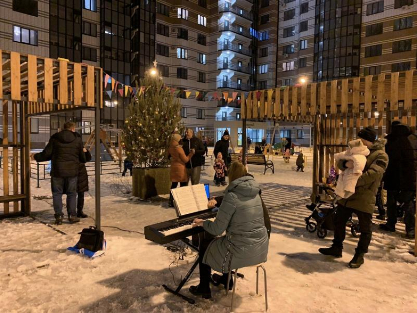 Пианинную тусу в воронежском ЖК сняли на фото местные жители