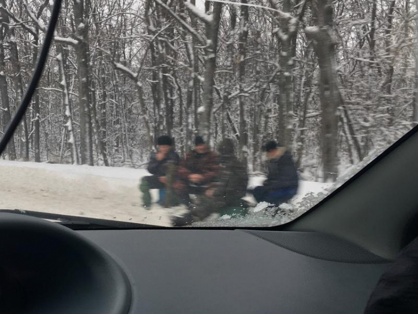 Кайфующих рыбаков сняли на обочине воронежской трассы