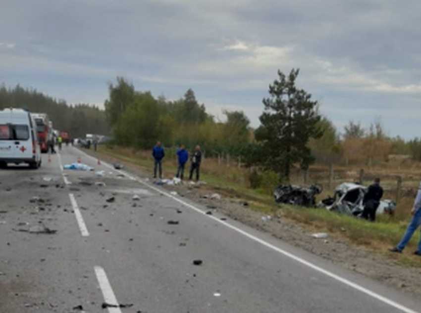 В ДТП с легковушкой и грузовиком на воронежской трассе погибли два белгородца