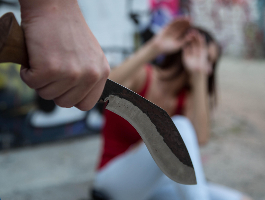 Женщина-бомж напала с ножом на воронежскую разливуху