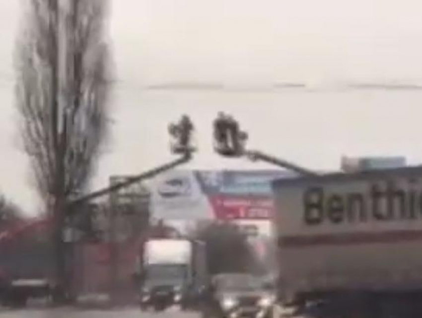 Воронежцев рассмешила «пьянка» двух монтажных люлек в воздухе, попавшая на видео