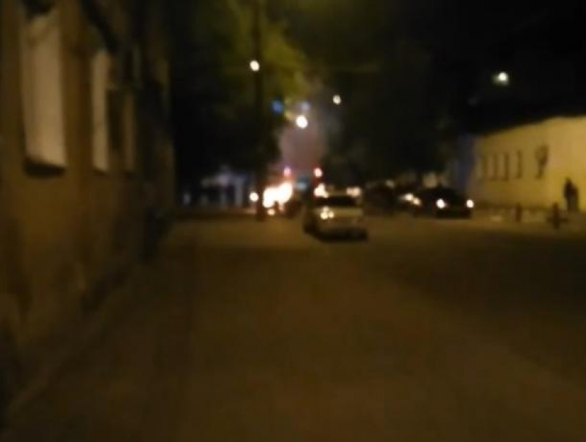Горящий двигатель Volkswagen Golf сняли на видео в центре Воронежа