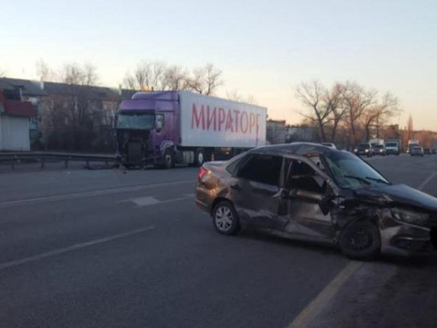 Lada влетела в фуру «Мираторга» на трассе М-4 «Дон» – пострадали два человека