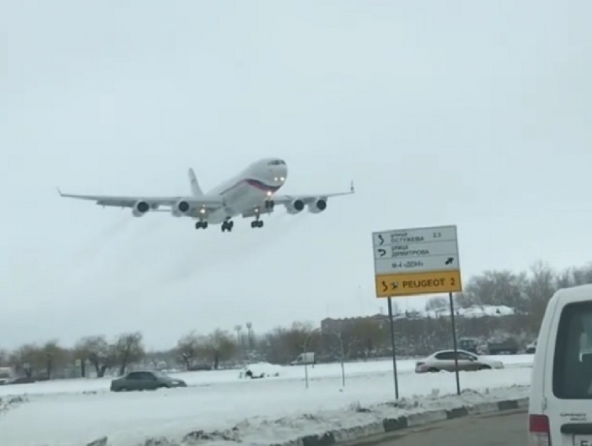 Пролетающий в сотне метров над землей в Воронеже самолет сняли на видео 