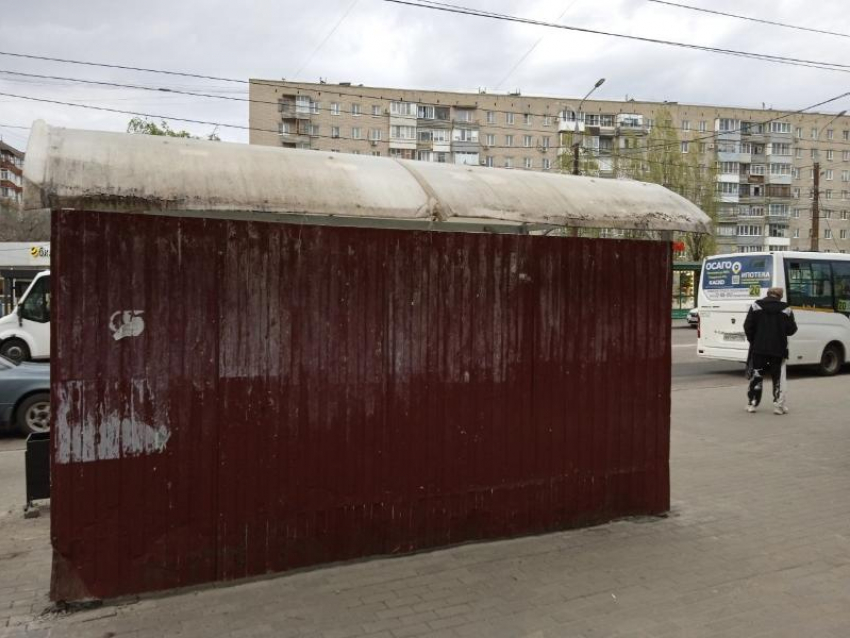 «Сараи с помойки»: воронежцы раскритиковали новые-старые остановочные павильоны 