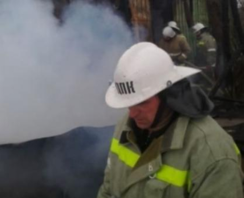 Полыхающий автосервис в Воронеже тушили полчаса спасатели МЧС 