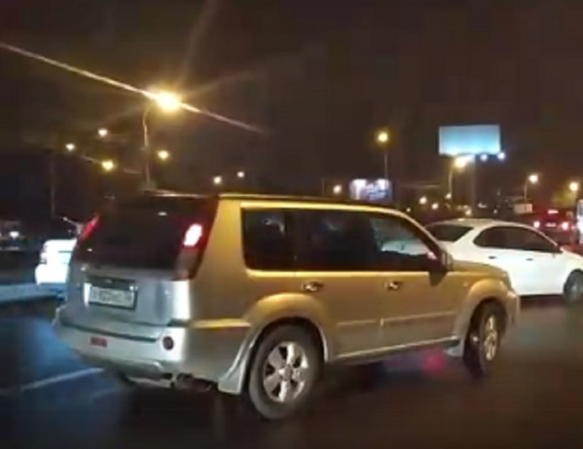 Брутально-бессмысленное бодание иномарок сняли на дороге в Воронеже 