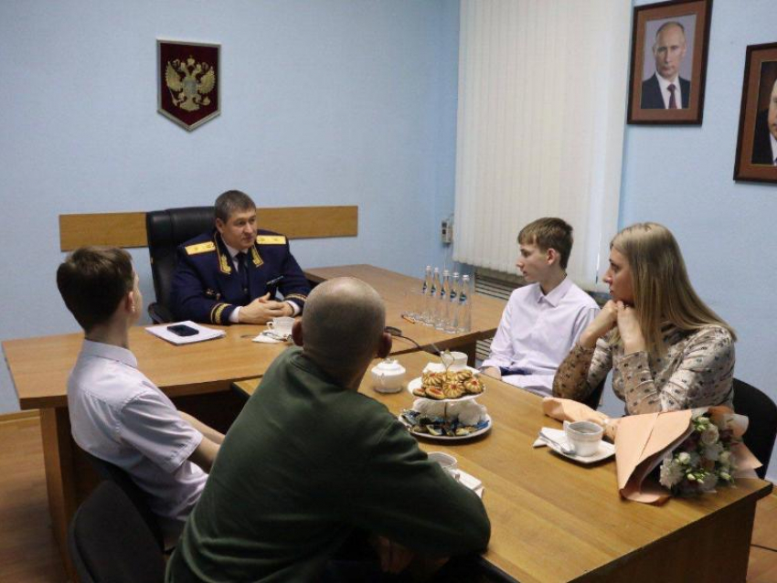 Школьники, спасшие детей из горящего дома, получили медали в Воронеже 