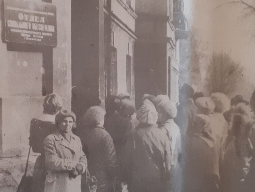 В унизительных очередях стояли воронежские старики за дотациями в 90-е годы