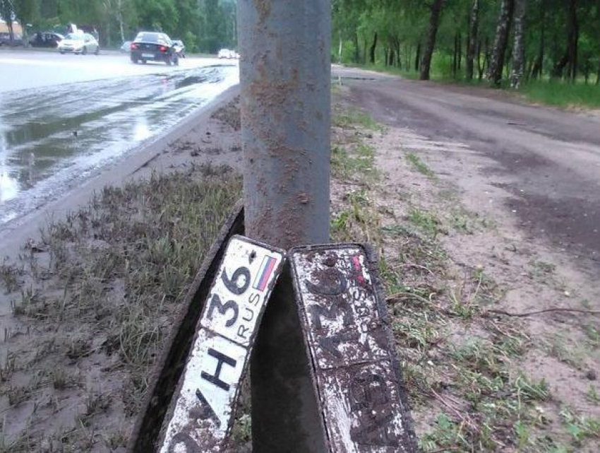 Дождь превратил Воронеж в кладбище автомобильных номеров