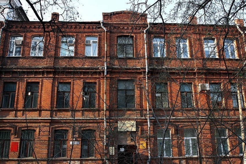 В Воронеже неизвестные хулиганы расписали под американский флаг дверь в Доме прав человека