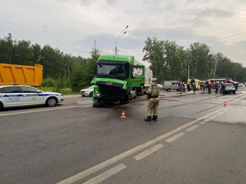 На выезде из Воронежа фура столкнулась с иномаркой – есть погибший