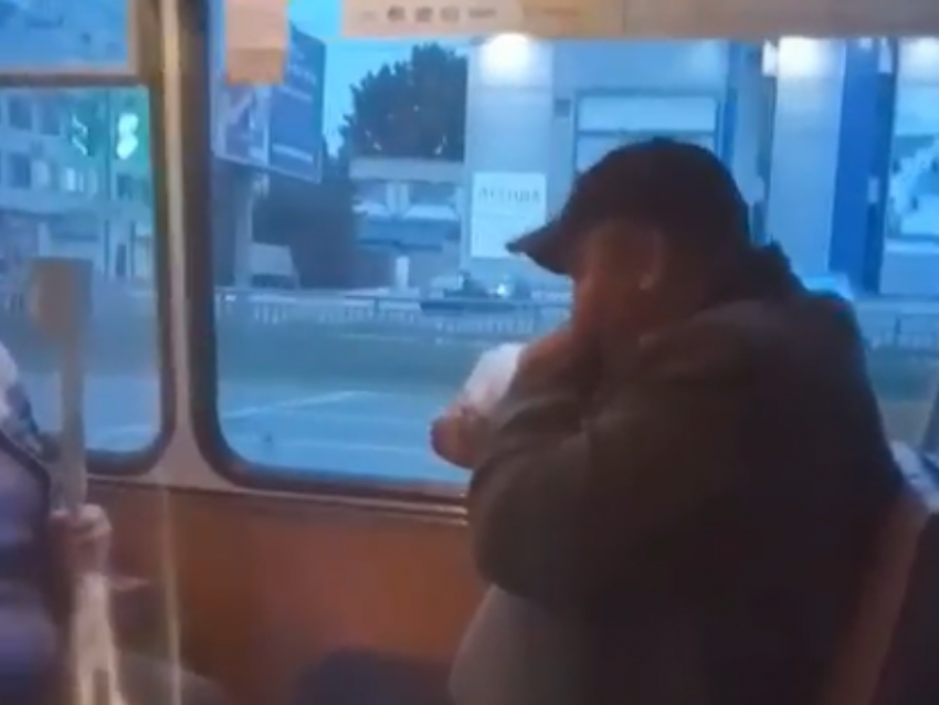 Бесстыдные действия пассажира сняли в маршрутке Воронежа