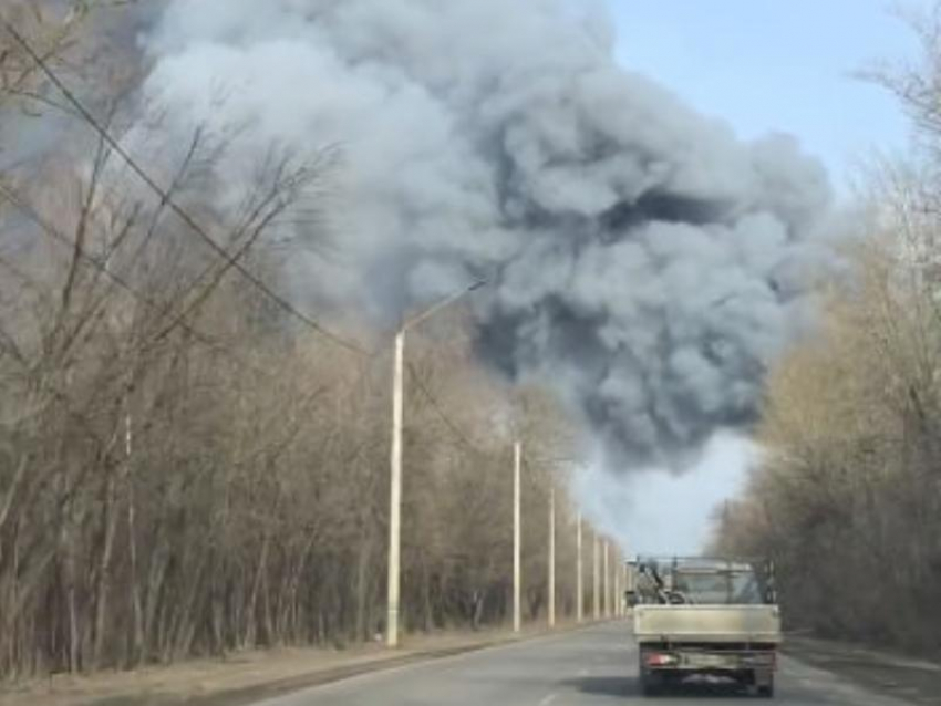 Черные клубы дыма захватили небо над Воронежем