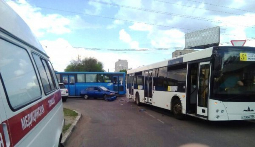 В столкновении автобуса с «Дэу» в Воронеже пострадала пожилая женщина