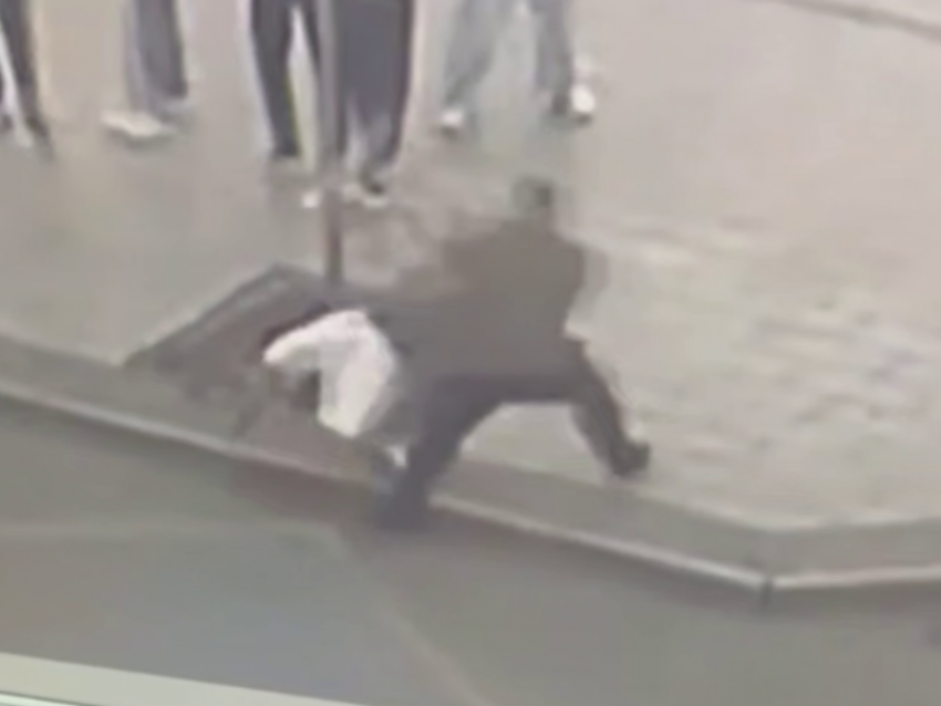 Избиение уличного музыканта попало на видео с камер наблюдения в Воронеже 