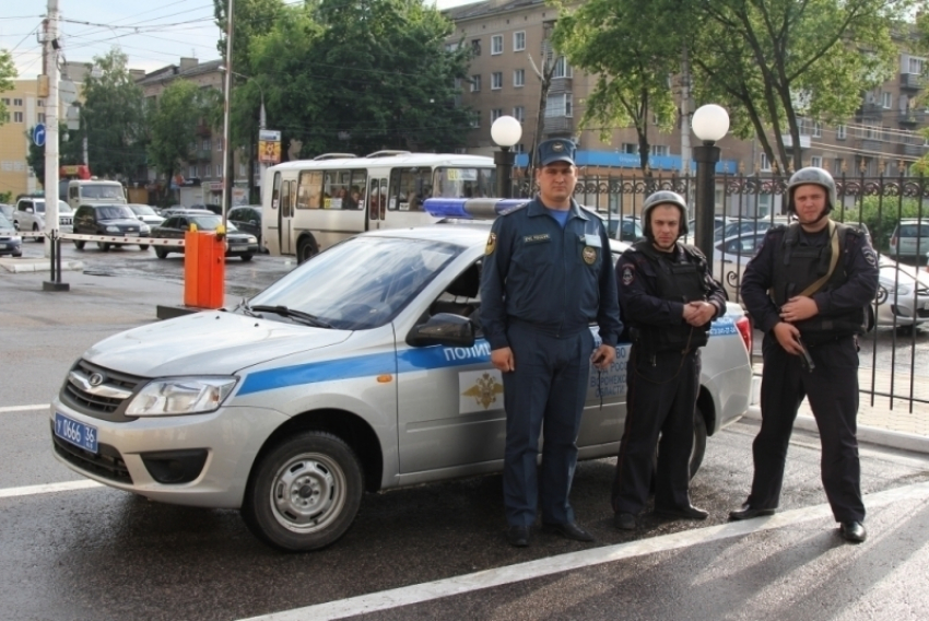 В Воронеже эвакуировали сотрудников Главного управления МЧС России