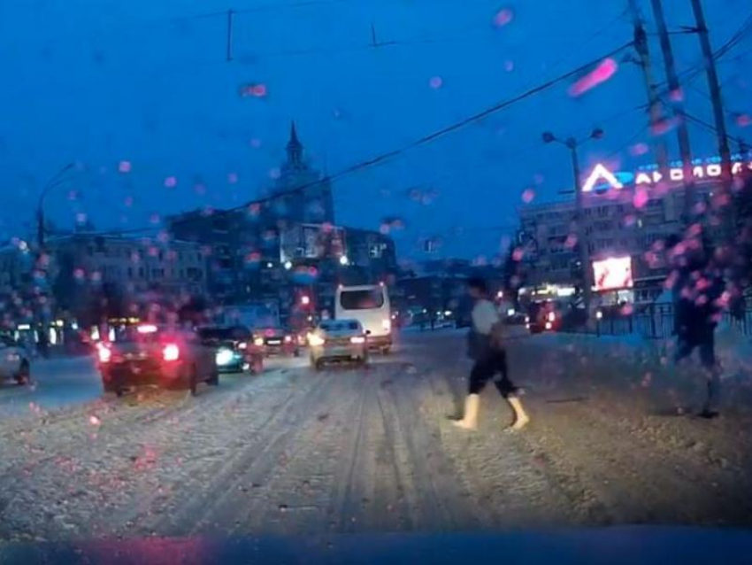 Прогулку босоногого мужчины по снегу засняли в Воронеже