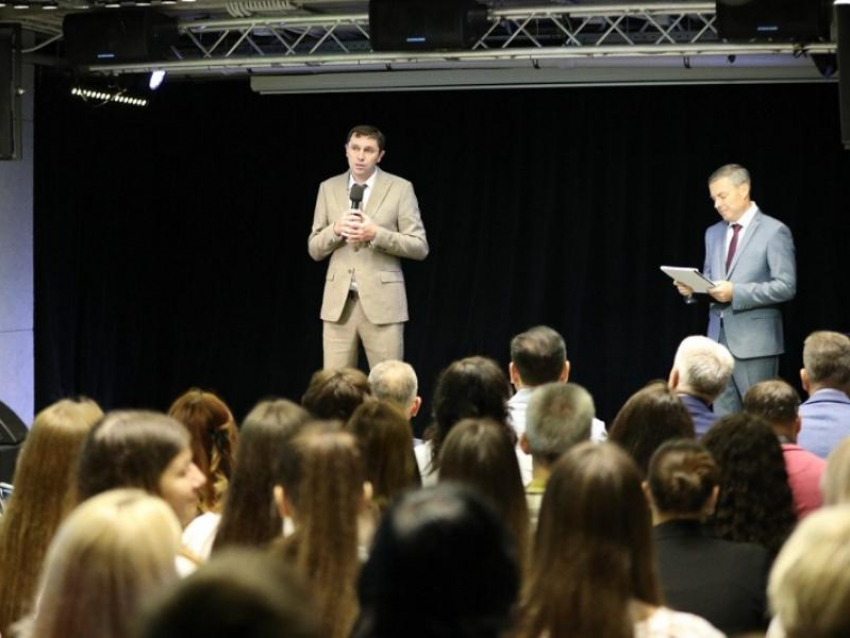 Мэр Воронежа Сергей Петрин наградил победителей конкурса «Зеленый город, который построим мы»