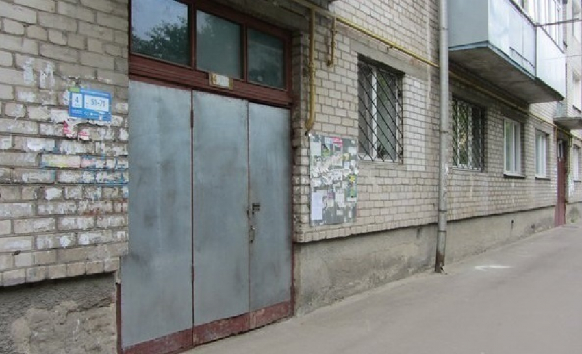 В Воронеже сотрудники управляющей компании незаконно расклеили данные должников
