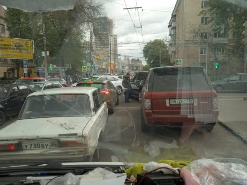 Два Range Rover и «Калина» парализовали центр Воронежа