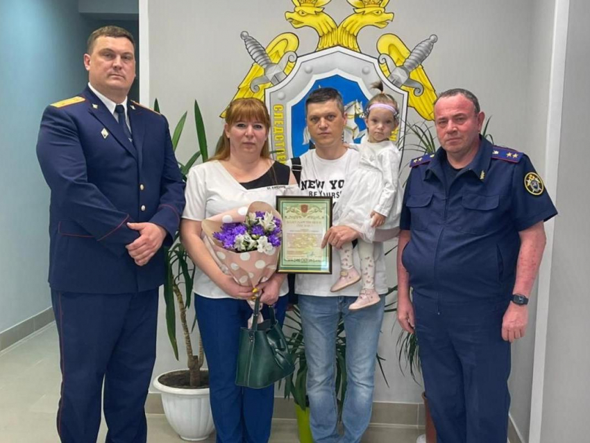 Героическую семью, спасшую детей от нападения, наградили под Воронежем