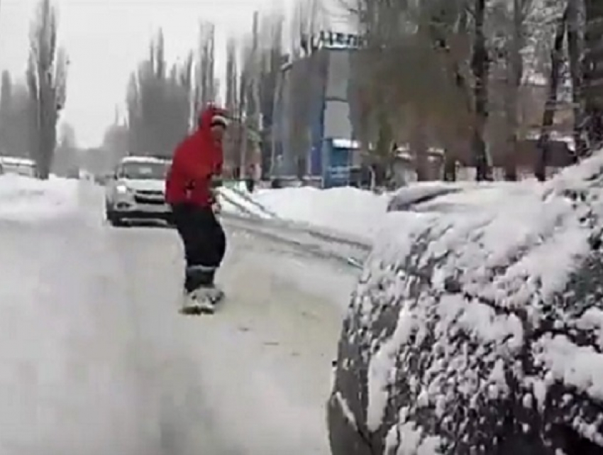 Воронежцы сняли на видео мужчину, катающегося на сноуборде, привязанном к автомобилю  