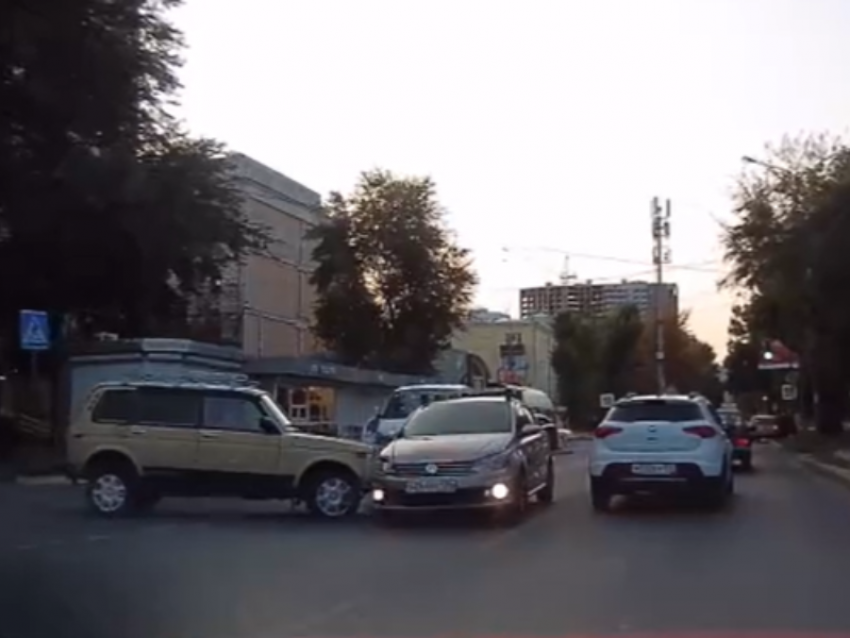 «Нива» не заметила удар с иномаркой на дороге в Воронеже 
