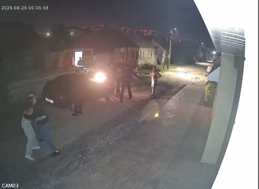 Громкие гости обливают заборы неизвестной жидкостью в Воронеже