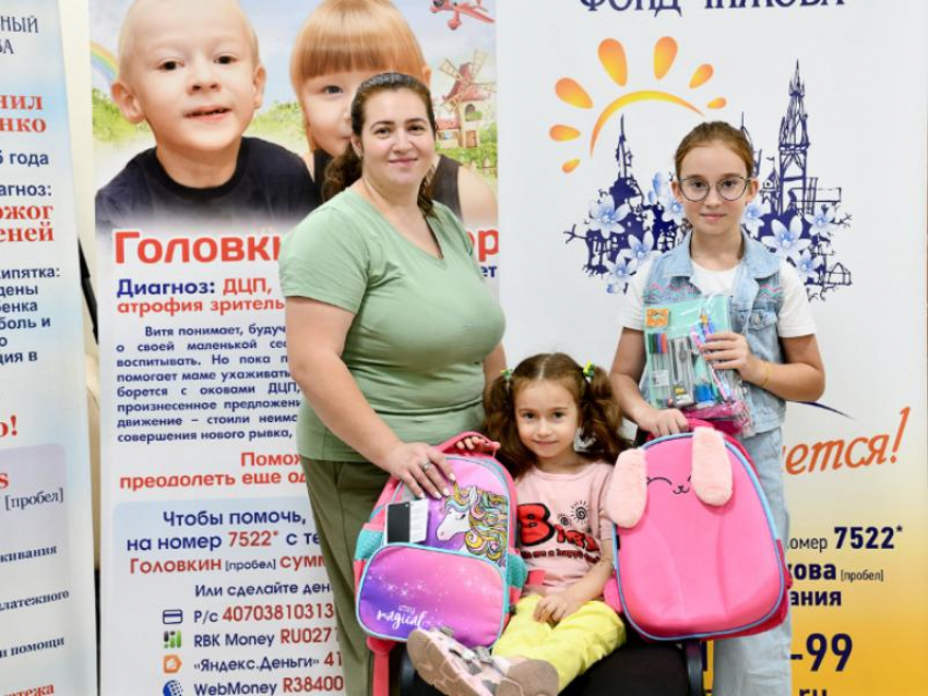 Фонд Чижова передал канцелярские наборы 57 воронежским школьникам