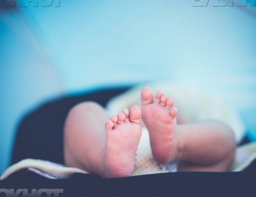 Матери, выкинувшей новорожденного ребенка на улицу в воронежском селе, предъявили обвинение 