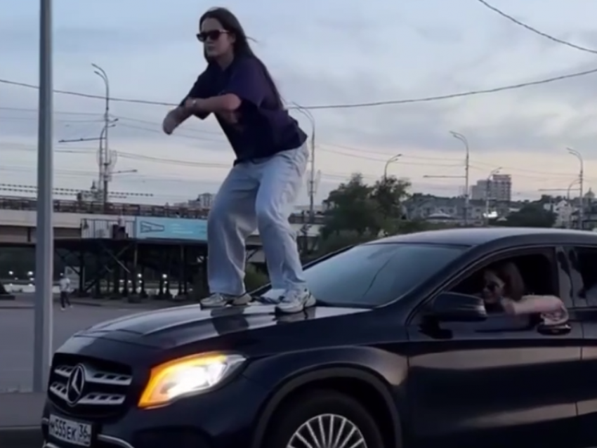 Эпичная поездка на капоте «Мерса» обернулась для молодежи неприятностями в Воронеже 