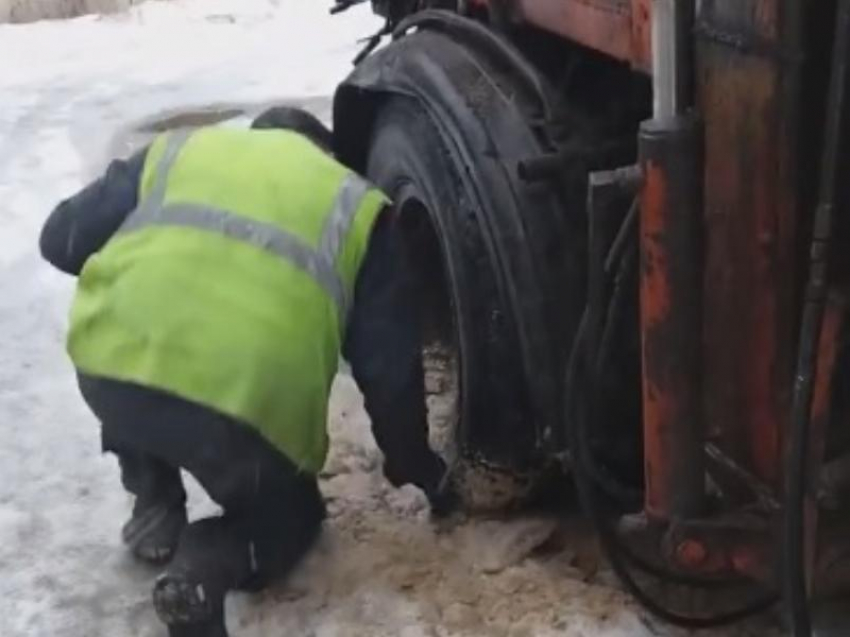 Спасение мусоровоза топором попало на видео в Воронеже