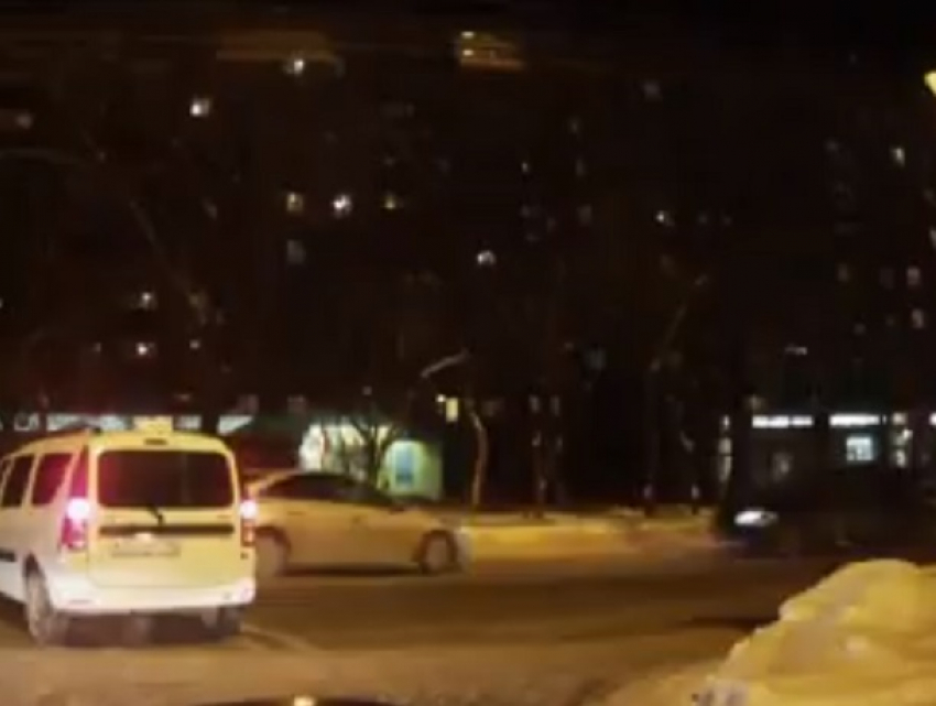 На видео сняли, как таксист-нарушитель подставил иномарки под ДТП в Воронеже 