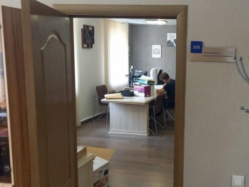 Названа зарплата экс-главы воронежского центра медицины катастроф, обвиняемого в денежных махинациях