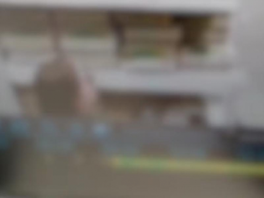 Странные действия девушки попали на видео в воронежском магазине
