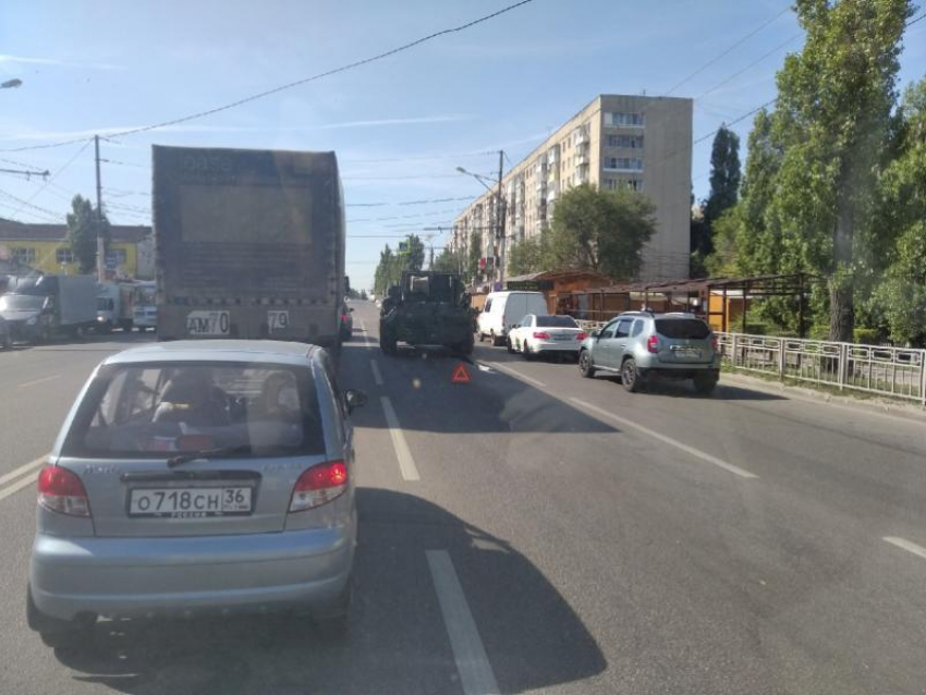 Сломанный БТР посреди дороги сняли в Воронеже 