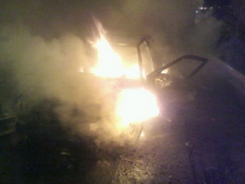 Около Воронежа из-за аварии сгорел автомобиль «Лада Приора»