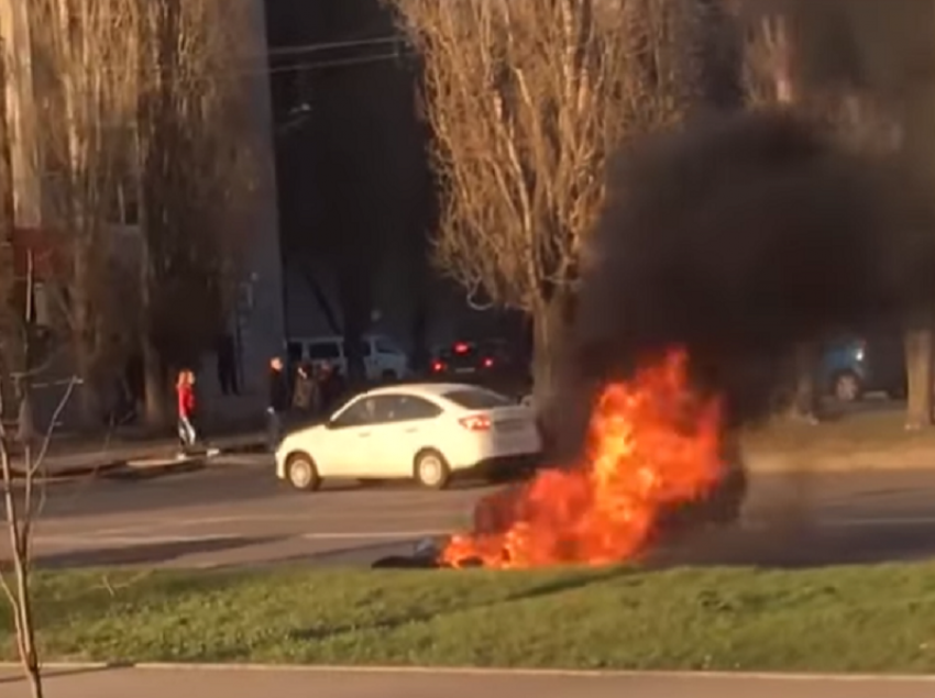 Опубликовано видео горевшего мотоцикла в Воронеже