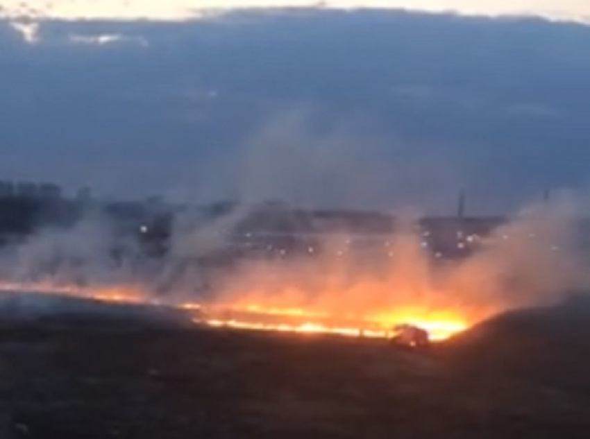 Огромный пожар у магазина Metro в Воронеже попал на видео