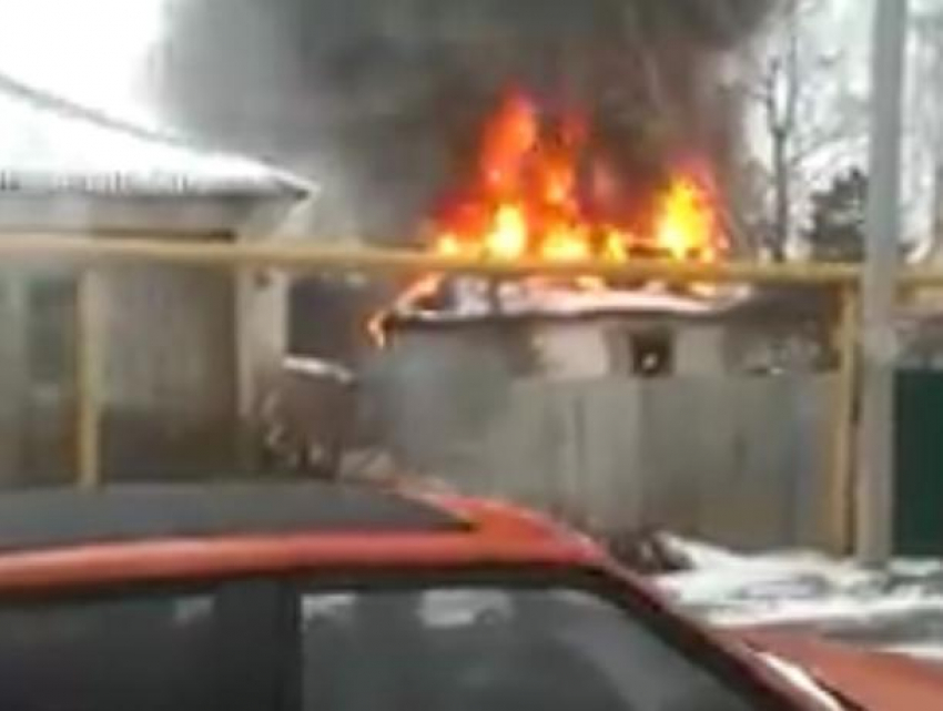 Опубликовано видео разрушительного пожара в частном доме в Воронеже