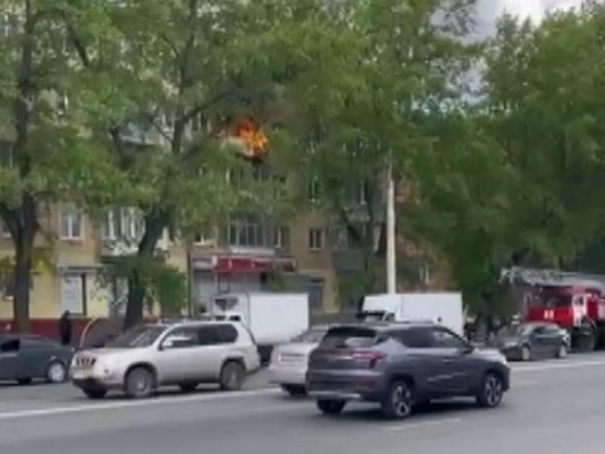 Пылающую квартиру в пятиэтажке на левом берегу заметили воронежцы