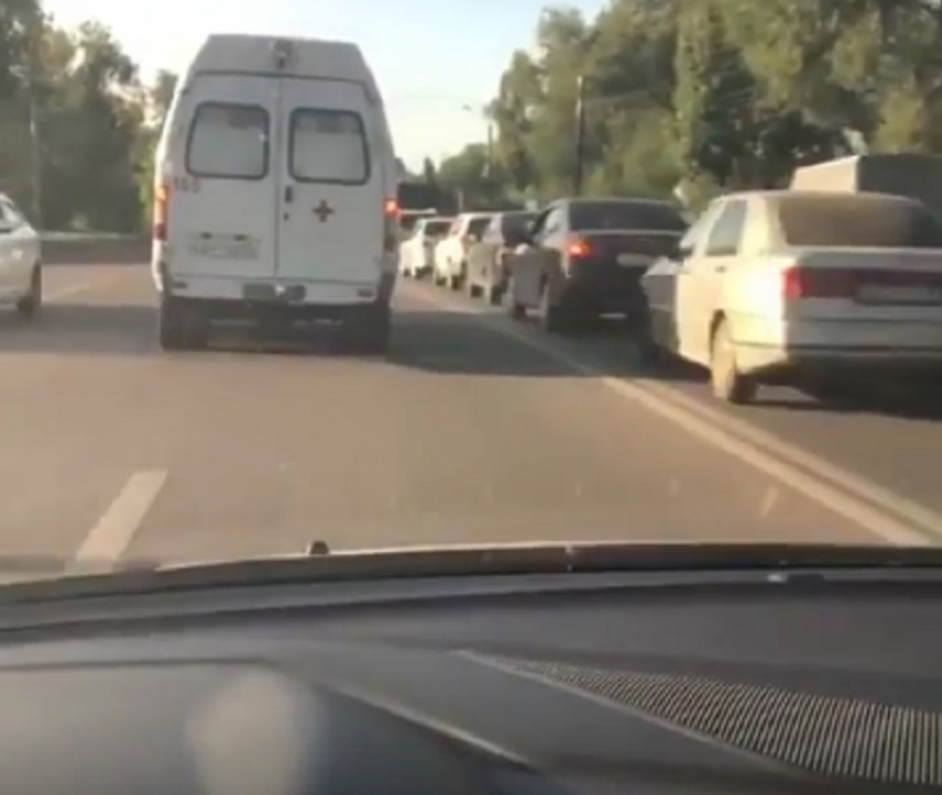 Нарушитель снял, как объезжает километровую пробку по встречке за скорой в Воронеже