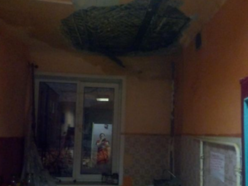 Потолок рухнул в аварийном общежитии в Воронеже 