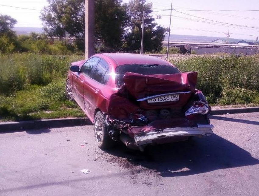 Воронежский автобус «добил» попавшую в аварию иномарку