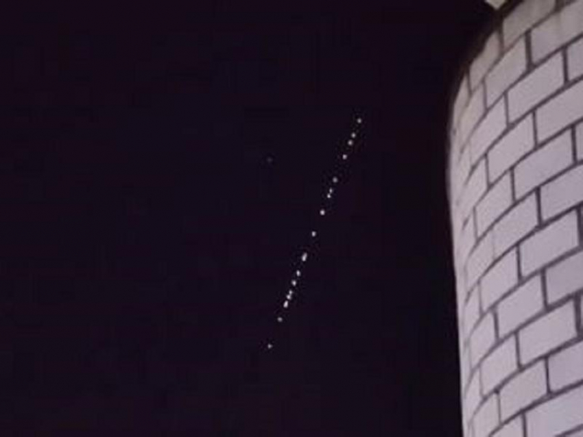 Пролетавшие спутники Илона Маска над Воронежем сняли на видео местные жители