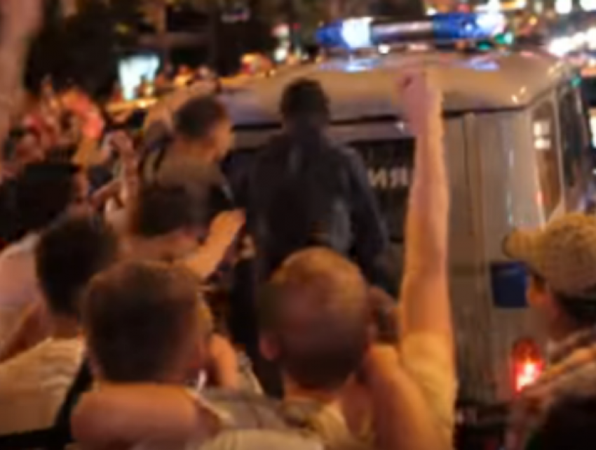 Атаку агрессивных воронежских фанатов на полицейский УАЗ сняли на видео